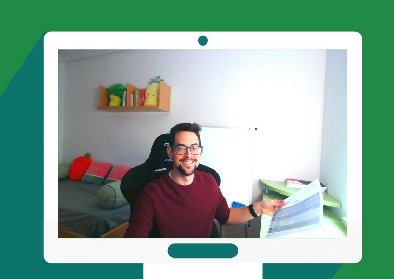Foto de la consulta online de Sergio Díez Nutricionista en León agarrando los planes y estando por webcam porque es nutricionista Online