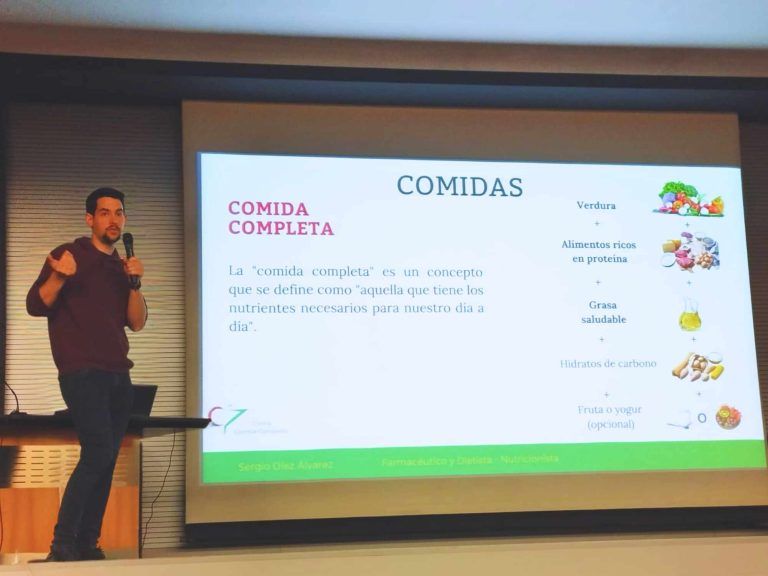 Nutricionista en León Sergio Díez dando una charla para la asociación ALER en el ayuntamiento de León.