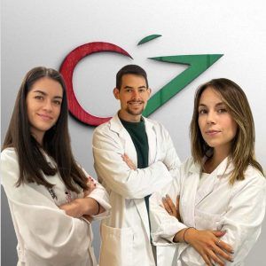 Foto principal con los tres Nutricionistas de la clínica Cambia Comiendo Nutricionista en León con bata y brazos cruzados, son los profesionales sanitaros que trabajan como Nutricionistas en León